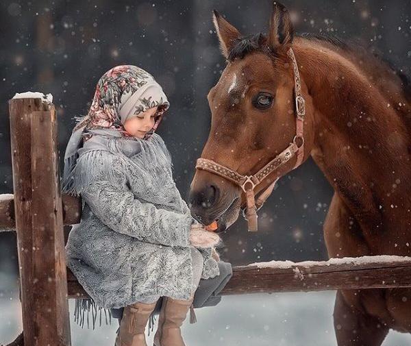 عکس دختر بچه و اسب
