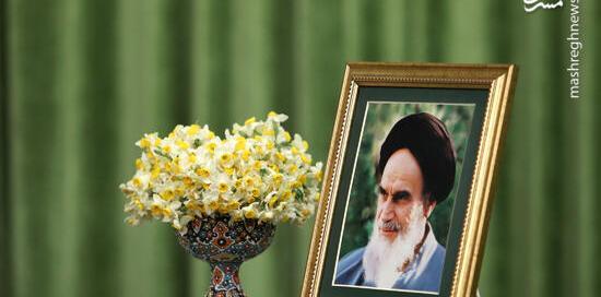 عکس گل نرگس در گلدان سفالی
