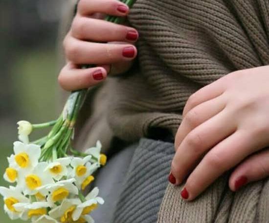 عکس عاشقانه با گل نرگس
