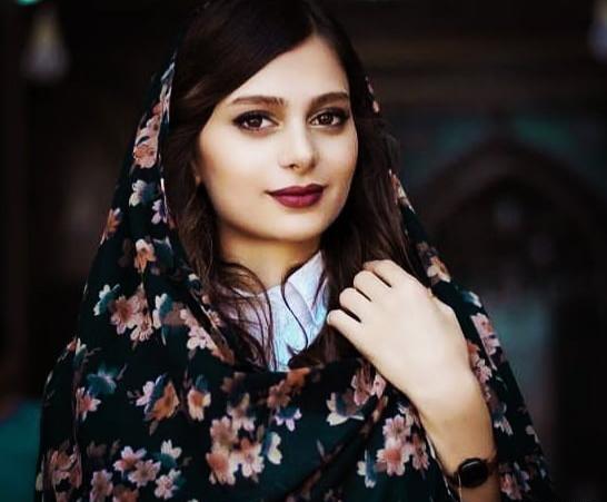 عکس دختر جذاب با روسری