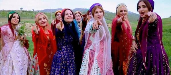 عکس خواننده زن گروه عجم