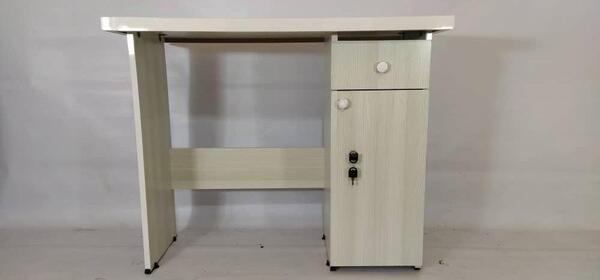 عکس میز تحریر ساده سفید