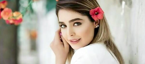 عکس خواننده زن ایرانی در خارج