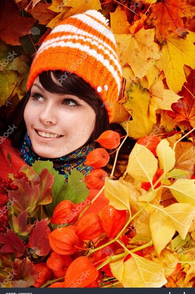 عکس دختر کوچولو زیبا با برگ های پاییز
