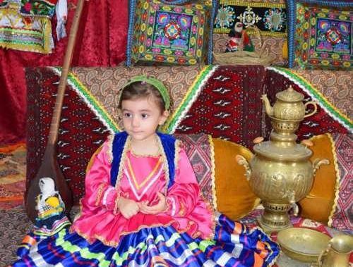 عکس دختر کوچولو با لباس محلی