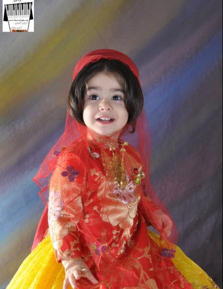 عکس دختر کوچولو با لباس محلی