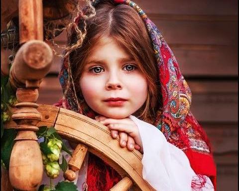 عکس دختر کوچولو سوار تاب