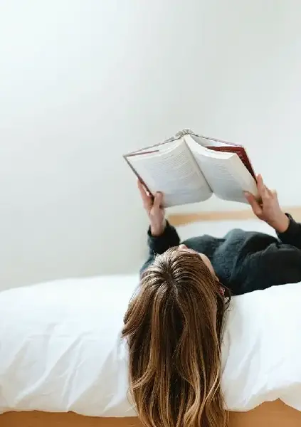 عکس پروفایل دخترونه فانتزی با کتاب