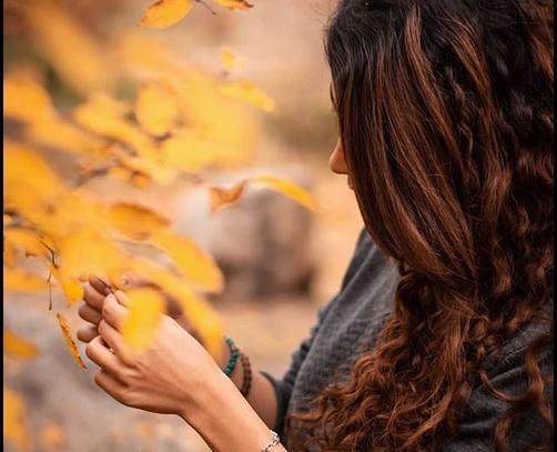 عکس دختر مو بلند در طبیعت پاییزی