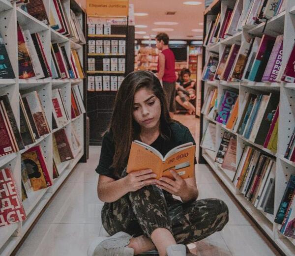 عکس با کتاب برای پروفایل