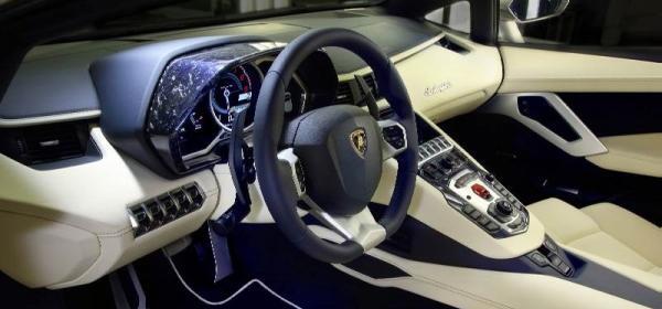 عکس ماشین لامبورگینی داخلش