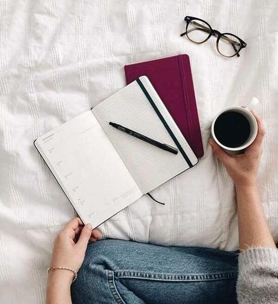 عکس کتاب و قلم برای پروفایل