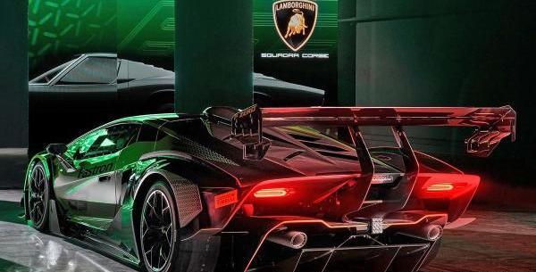 عکس صندوق عقب ماشین لامبورگینی