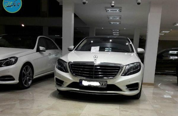 عکس ماشین بنز در حیاط خانه