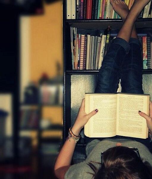 عکس دختر کتابخون برای پروفایل
