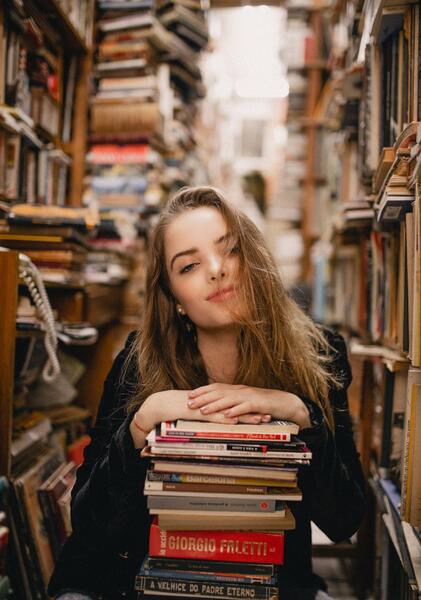 عکس دختر کتابخون برای پروفایل