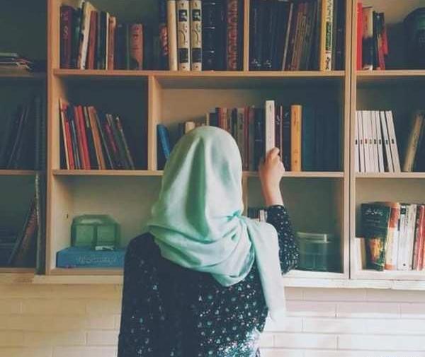 عکس دختر کتابخون برای پروفایل