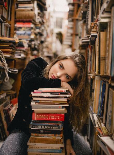 عکس دختر کتابخون برای پروفایل