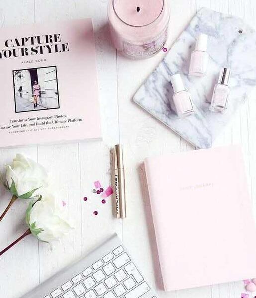 عکس کتاب و گوشی برای پروفایل