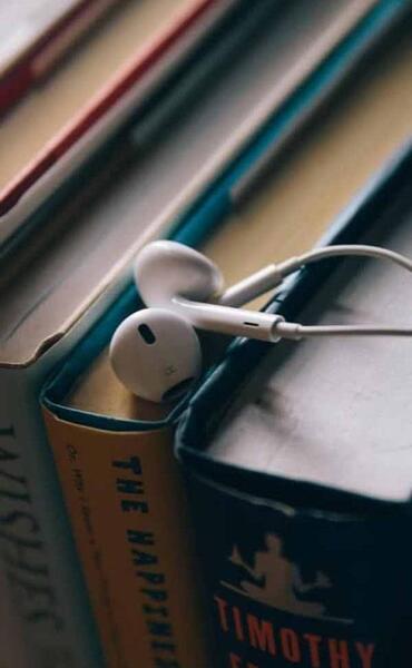 عکس کتاب و گوشی برای پروفایل