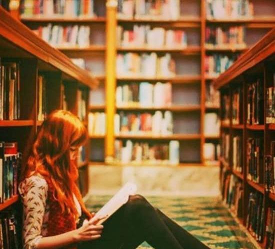 عکس قفسه کتاب برای پروفایل