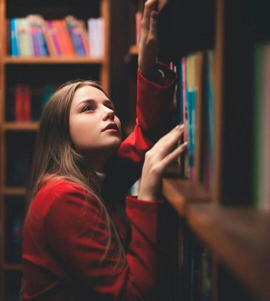 عکس قفسه کتاب برای پروفایل