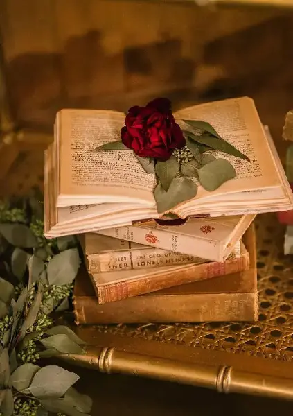 عکس کتاب قدیمی برای پروفایل