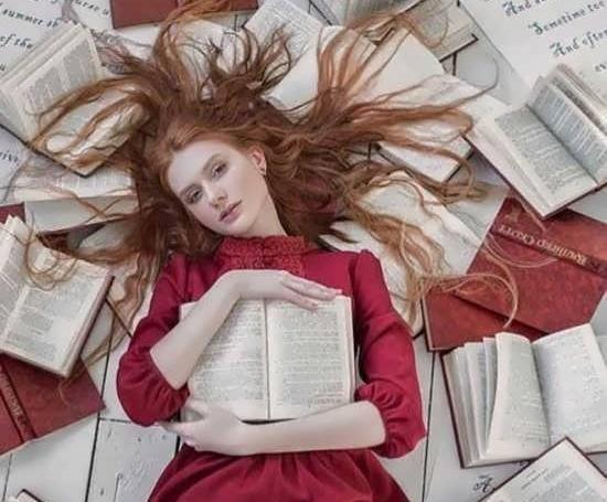 عکس کتاب و دختر برای پروفایل