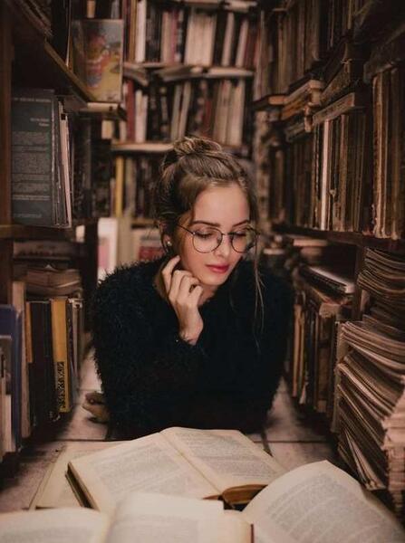 عکس کتاب خواندن پروفایل