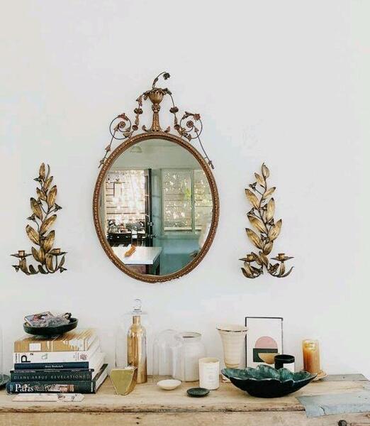 عکس کتاب روی میز برای پروفایل