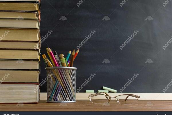 عکس کتاب روی میز برای پروفایل