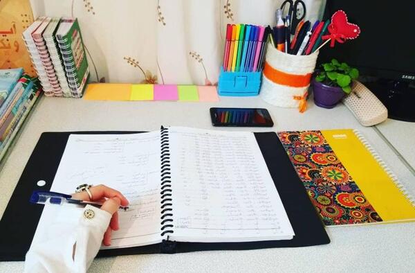 عکس کتاب روی میز برای پروفایل