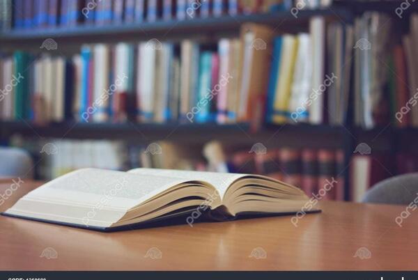 عکس کتاب روی میز برای پروفایل