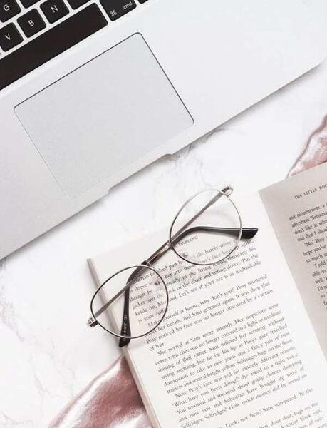عکس کتاب و لپ تاپ برای پروفایل