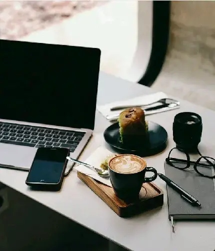 عکس کتاب و لپ تاپ برای پروفایل