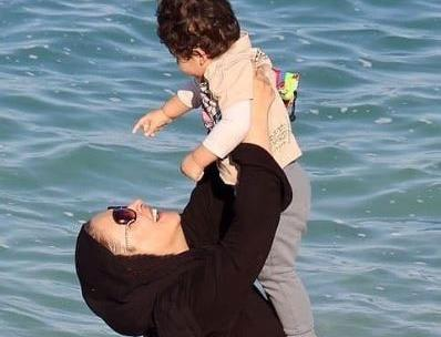 عکس دختر بچه غمگین کنار دریا