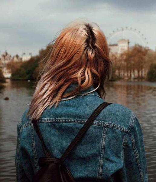 عکس دختر پشت طبیعت