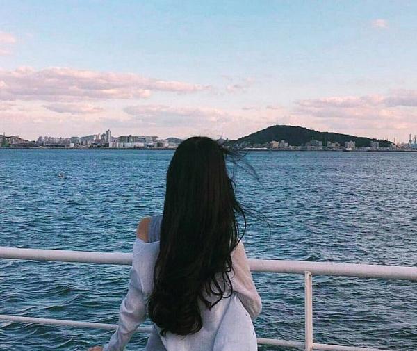 عکس دختر خارجی از پشت سر برای پروفایل