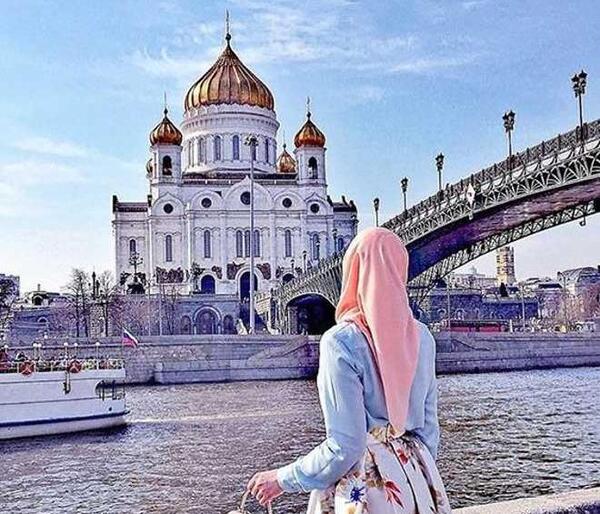 عکس دختر از پشت سر کنار برج ایفل
