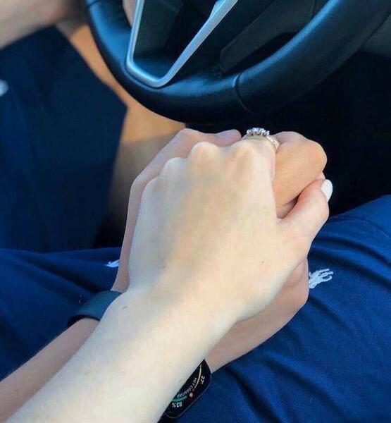 عکس عاشقانه دست دونفره طبیعی
