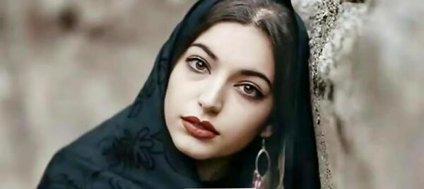 عکس دختر چشم ابرو مشکی با حجاب