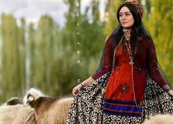 عکس سحر قریشی با لباس محلی