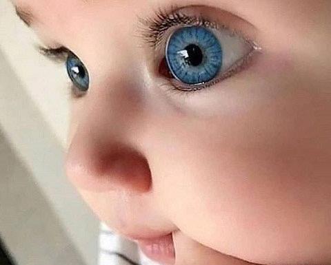 عکس پسر کوچک چشم رنگی