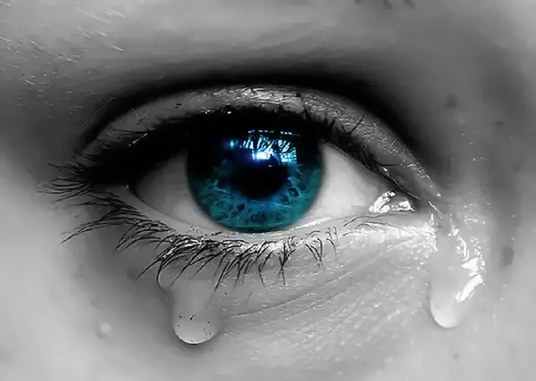 عکس اشک چشم دختر غمگین
