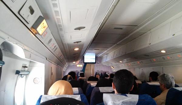 عکس دختر پشت پنجره هواپیما