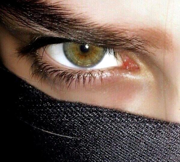 عکس چشم خونی پسر برای پروفایل