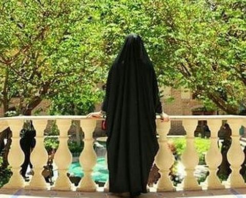 عکس دختر از پشت سر با چادر مشکی