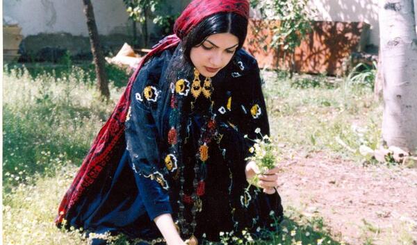 عکس دختر با لباس قشقایی