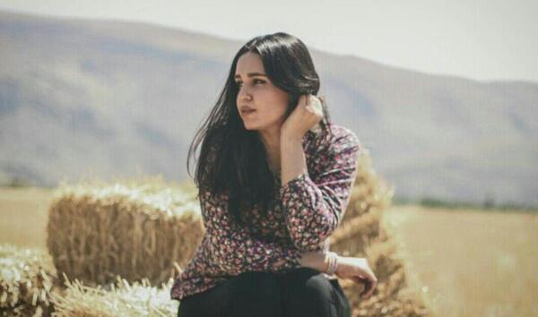 عکس دختر از پشت سر در گندم زار