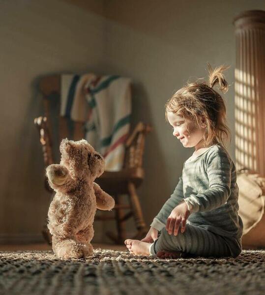 عکس دختر بچه با خرس عروسکی